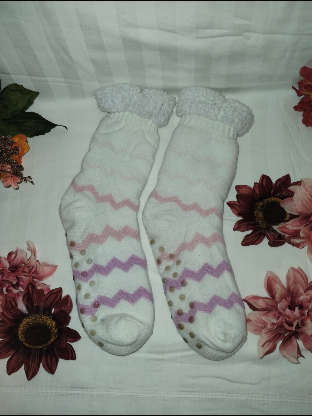 Source Unknown White Women’s Cozy Socks with Pink and Purple Chevron